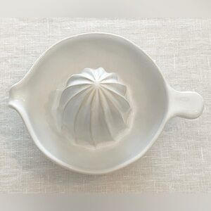 White Stoneware Citrus Squeezer 🍋🍋‍🟩🍊